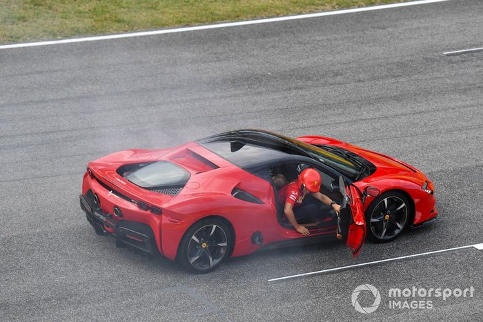 Sebastian Vettel, Ferrari, conduce el SF90 Stradale