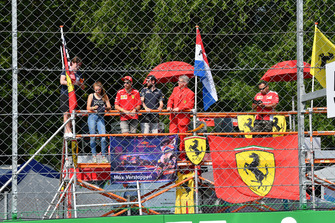 Des fans de Ferrari et des drapeaux