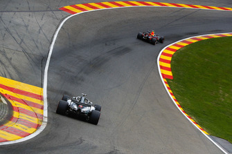 Max Verstappen, Red Bull Racing RB14, precede Lewis Hamilton, Mercedes AMG F1 W09