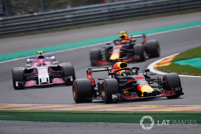 Daniel Ricciardo, Red Bull Racing RB14, por delante de Esteban Ocon, Racing Point Force India VJM1, y Max Verstappen, Red Bull Racing RB14