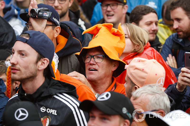 A Dutch fan in an orange hat