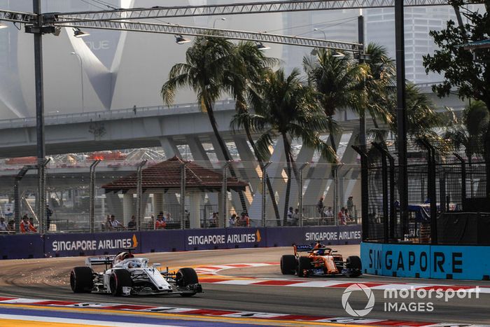 Marcus Ericsson, Sauber C37 y Fernando Alonso, McLaren MCL33 