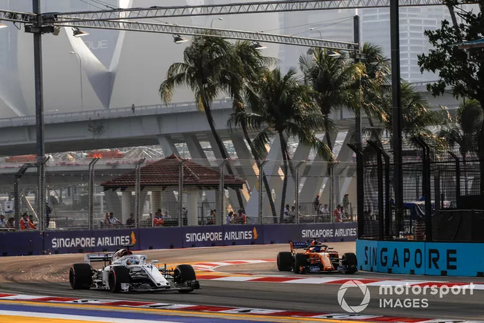 Marcus Ericsson, Sauber C37 y Fernando Alonso, McLaren MCL33 
