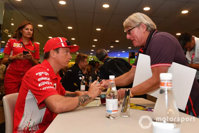 Kimi Raikkonen, Ferrari en la sesión de autógrafos de los fanáticos