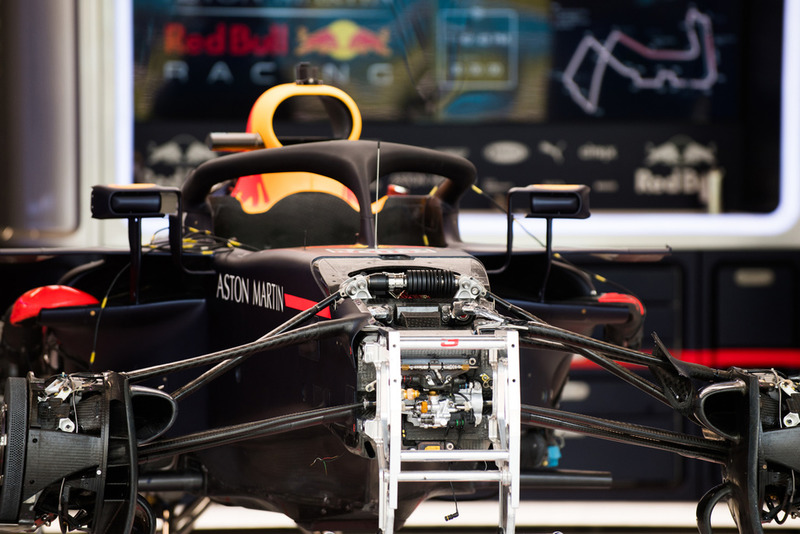 Vue détaillée des suspensions avant d'une Red Bull Racing RB14