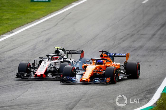 Kevin Magnussen, Haas F1 Team VF-18, y Fernando Alonso, McLaren MCL33, batallan en Monza