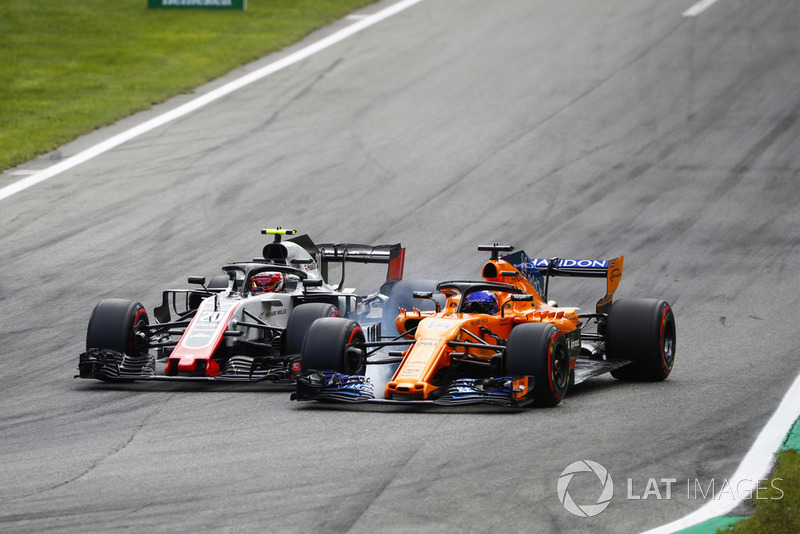 Kevin Magnussen, Haas F1 Team VF-18 lucha con Fernando Alonso, McLaren MCL33