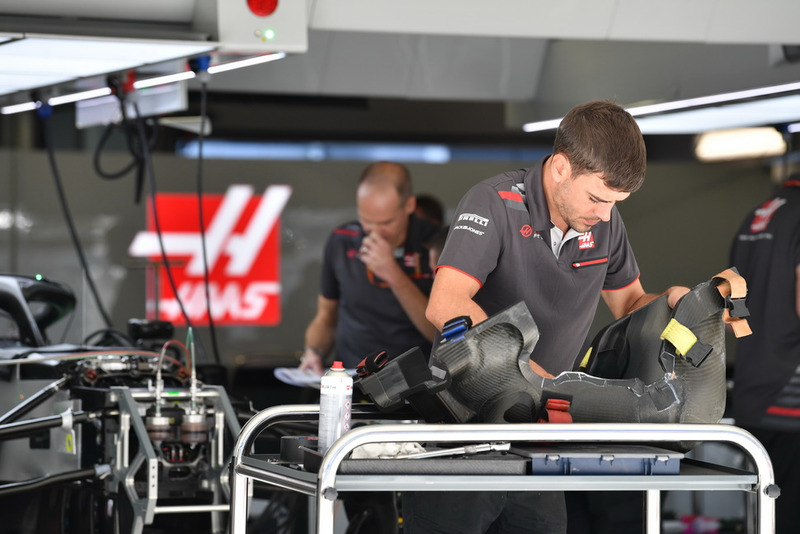 Haas F1 mechanic with Haas F1 Team VF-18 seat