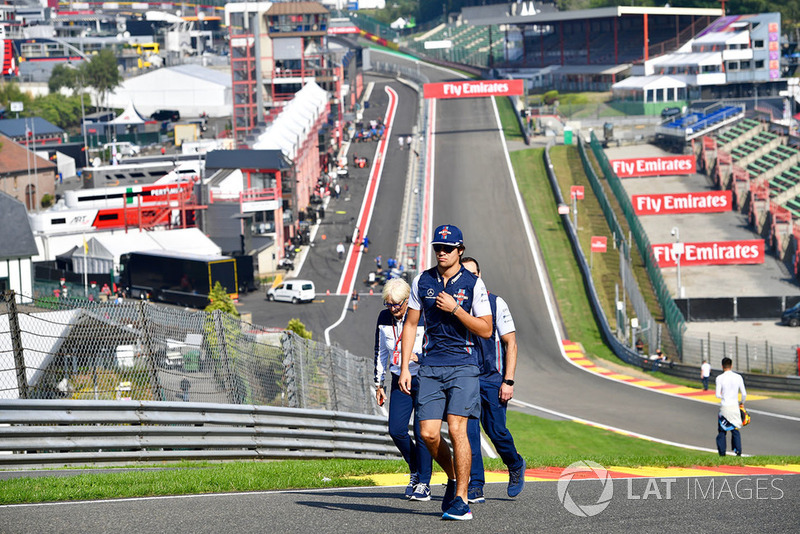 Lance Stroll, Williams Racing, cammina lungo il circuito