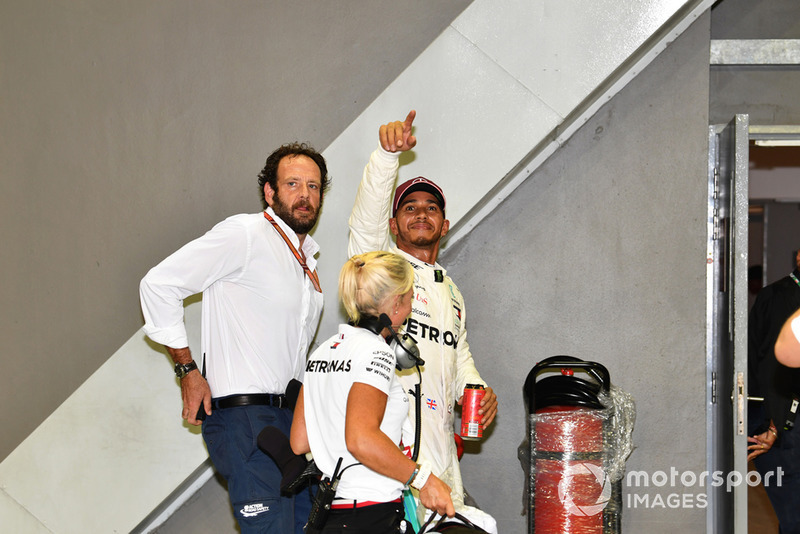 Lewis Hamilton, Mercedes AMG F1 con Angela Cullen, Physio y PA y Matteo Bonciani, Delegado de medios de la FIA en parc ferme