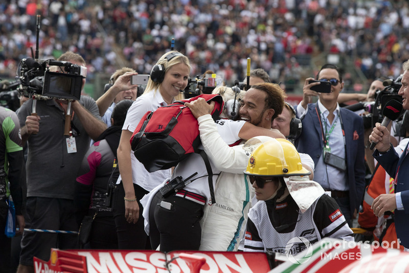 2018 F1 Dünya Şampiyonu Lewis Hamilton, Mercedes AMG F1 ve Angela Cullen, PA, physio , parc ferme