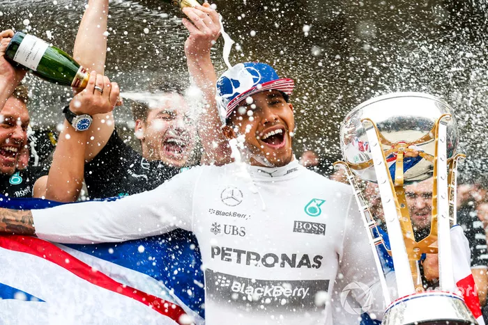 Lewis Hamilton con Mercedes AMG