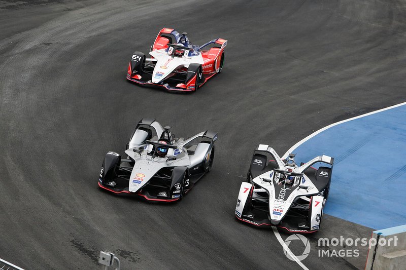 Jose Maria Lopez, GEOX Dragon Racing, Penske EV-3 overtakes Sébastien Buemi, Nissan e.Dams, Nissan IMO1, Jérôme d'Ambrosio, Mahindra Racing, M5 Electro