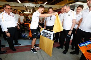 Stoffel Vandoorne, McLaren desenvuelve un regalo de despedida del equipo