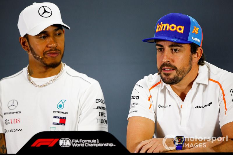 Льюис Хэмилтон, Mercedes AMG F1, и Фернандо Алонсо, McLaren