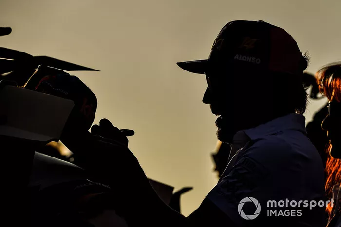 Fernando Alonso, McLaren firma autógrafos para los aficionados