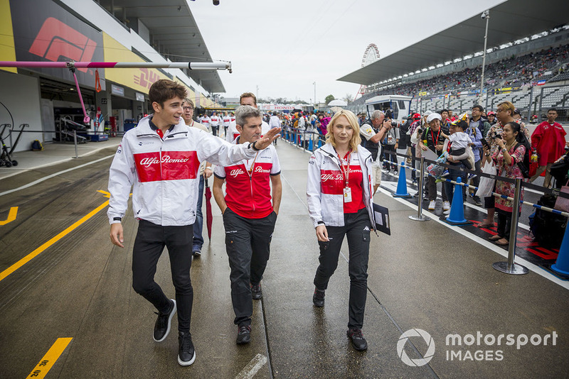 Charles Leclerc, Sauber with Xevi Pujolar, Sauber Head of Track Engineering and Ruth Buscombe, Sauber Race Strategist