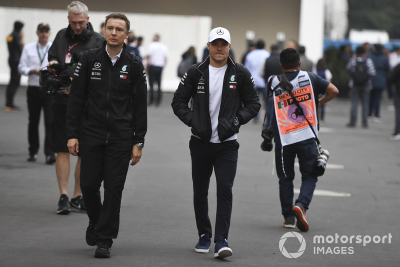 Valtteri Bottas, Mercedes AMG F1 y Antti Vierula, entrenadora