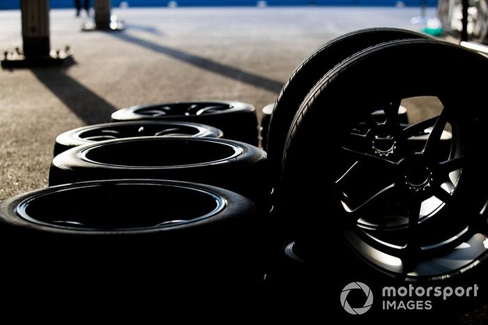 Neumáticos en el pit lane