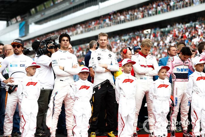 Fernando Alonso, McLaren, Lance Stroll, Williams Racing, Nico Hulkenberg, Renault Sport F1 Team, y Marcus Ericsson, Sauber, con los grid kids