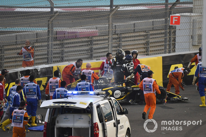 Los médicos y oficiales asisten a Nico Hulkenberg, Renault Sport F1 Team R.S. 18 que se estrelló y volcó en la primera vuelta