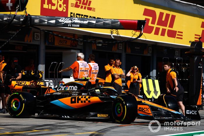 Lando Norris, McLaren MCL60, sale del garaje