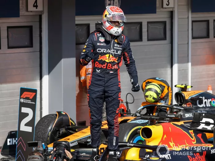 Max Verstappen, Red Bull Racing, 1ª posición, celebra su llegada al Parc Ferme