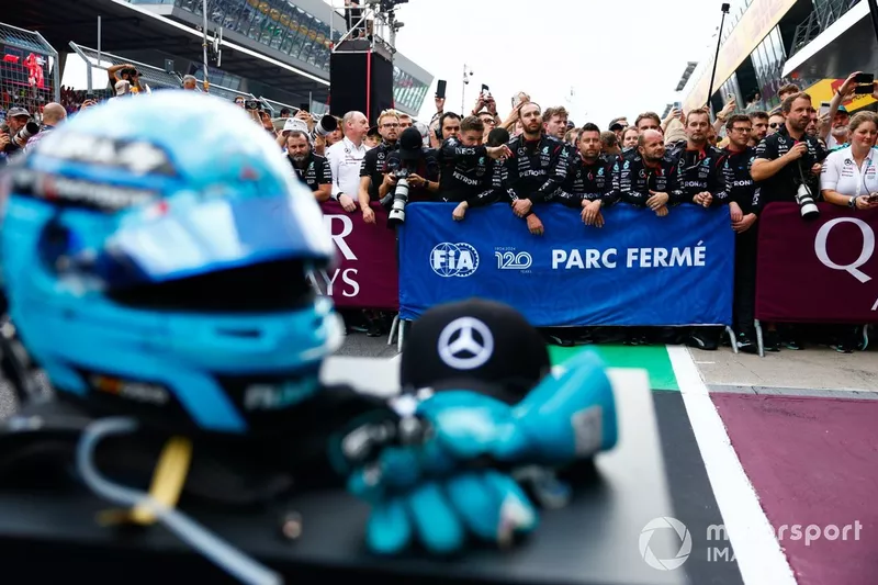 L'équipe Mercedes au Parc Ferme pour la cérémonie du podium