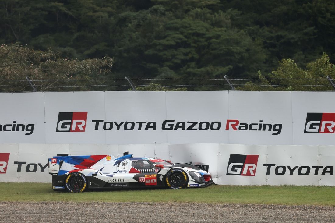 #20 BMW M Team WRT BMW M Hybrid V8: Sheldon Van Der Linde, Robin Frijns, Rene Rast