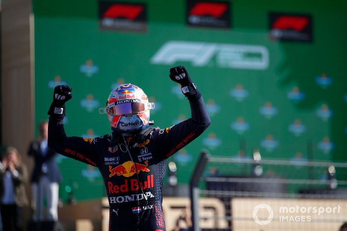 Ganador Max Verstappen, Red Bull Racing RB16B en Parc Ferme