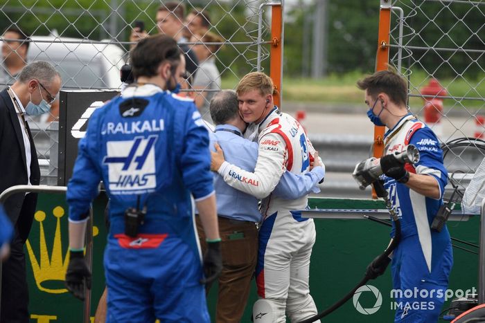 Jean Todt, Presidente de la FIA, y Mick Schumacher, Haas F1 , en la parrilla de salida
