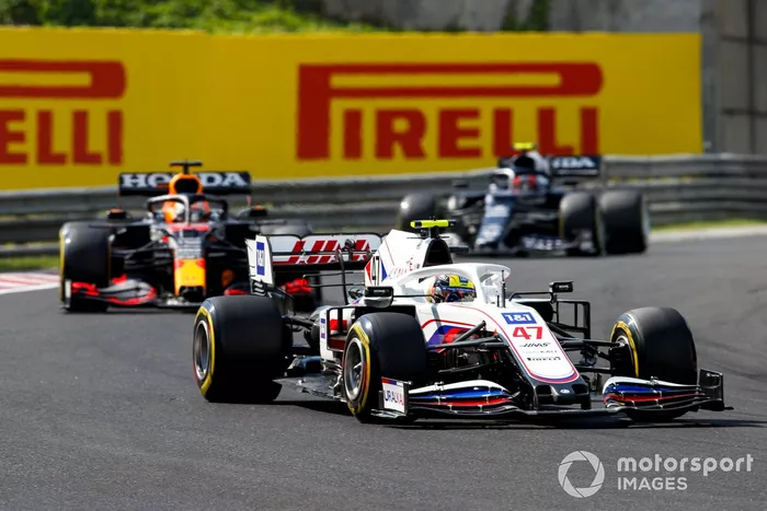 Mick Schumacher, Haas VF-21, Max Verstappen, Red Bull Racing RB16B, y Pierre Gasly, AlphaTauri AT02