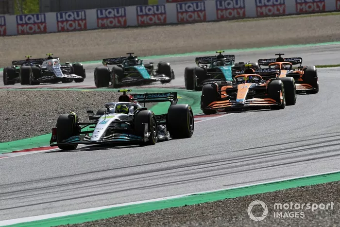 Lewis Hamilton, Mercedes W13, Lando Norris, McLaren MCL36, Daniel Ricciardo