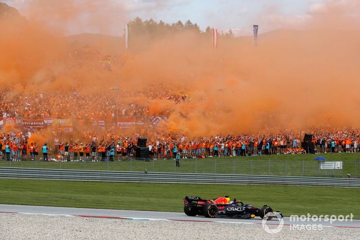 Los aficionados holandeses llenan el aire de naranja al paso de Max Verstappen, Red Bull Racing RB18, 1ª posición, al final de la carrera Sprint