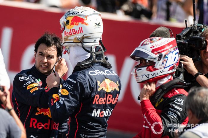 Los tres primeros clasificados Sergio Pérez, Red Bull Racing, Max Verstappen, Red Bull Racing, el hombre de la pole Charles Leclerc, Ferrari, en la parrilla