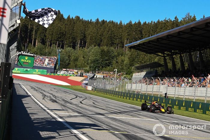 Max Verstappen, Red Bull Racing RB18, pasa por la bandera a cuadros para conseguir la pole