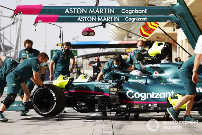 Sebastian Vettel, Aston Martin AMR21, ritorna nel garage