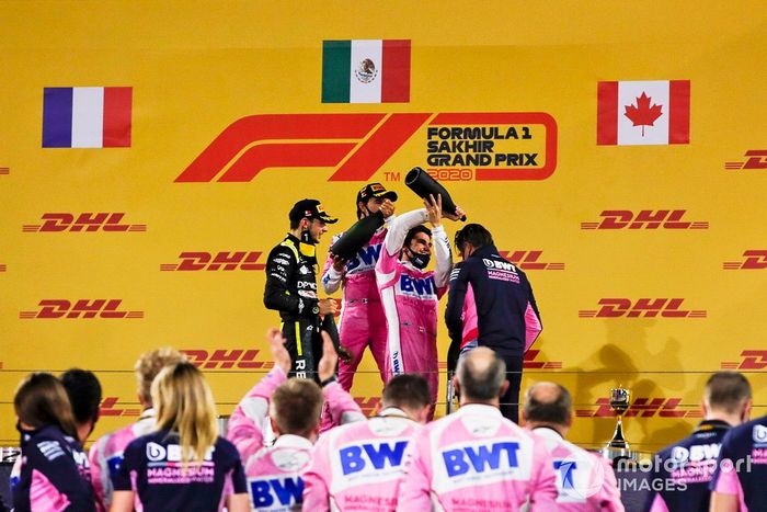 Podio: ganador de la carrera Sergio Pérez, Racing Point, segundo lugar Esteban Ocon, Renault F1, tercer lugar Lance Stroll, Racing Point, y Andy Stevenson, Director Deportivo, Racing Point
