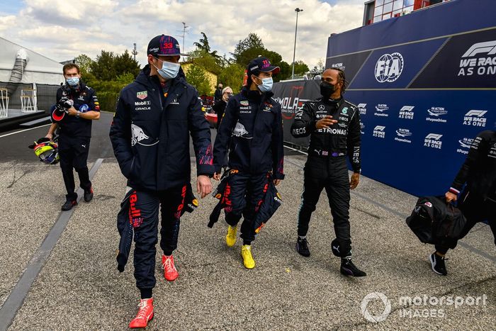 Los tres primeros clasificados tercero Max Verstappen, Red Bull Racing, segundo Sergio Pérez, Red Bull Racing, y el ganador de la pole Lewis Hamilton, Mercedes