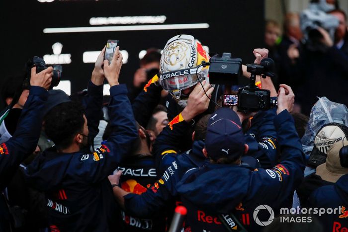Max Verstappen, Red Bull Racing, 1ª posición, celebra con su equipo en el Parc Ferme