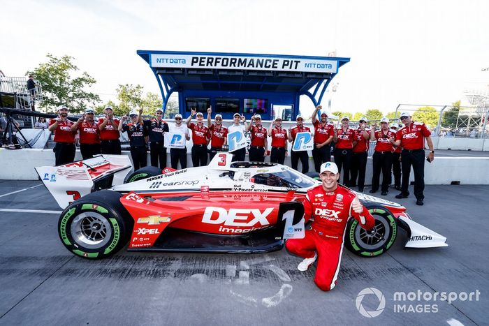 El ganador del premio NTT P1, Scott McLaughlin, del equipo Penske Chevrolet, celebra su pole position con el equipo
