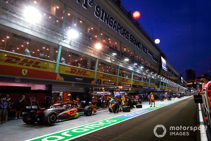 Lando Norris, McLaren MCL36, en boxes durante la FP1