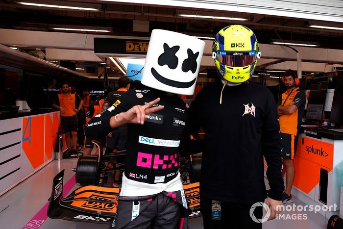 Lando Norris, McLaren, cambia su casco con el DJ Marshmello