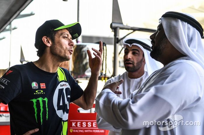 Valentino Rossi con Al Tareq Al Ameri, CEO del circuito di Yas Marina e Abdulrahman Al Shamsi, Supply Chain Director