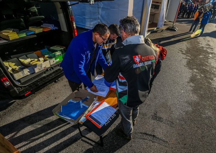 Verificaciones en Paul Ricard antes del embarque del Dakar 2020