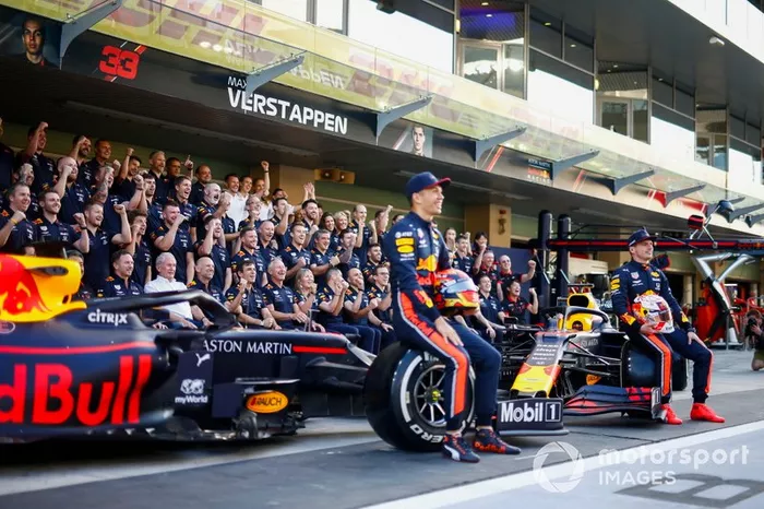 Max Verstappen, Red Bull Racing, e Alexander Albon, Red Bull Racing, posano per una foto di gruppo