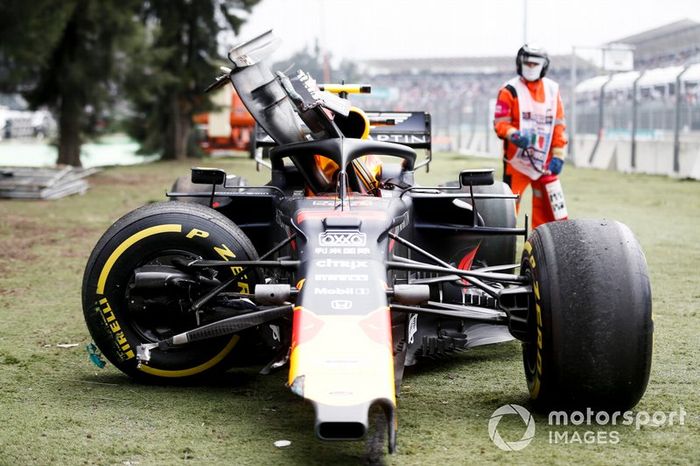 El coche dañado de Alex Albon, Red Bull RB15, después del choque en la FP2
