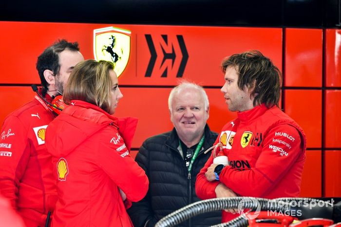 Norbert Vettel en el garaje de Ferrari