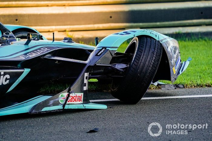 James Calado, Jaguar Racing, Jaguar I-Type 4, with damage to his front end 