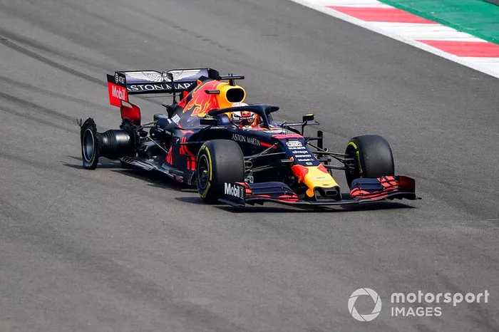 Max Verstappen, Red Bull Racing RB15, si dirige ai box con una foratura